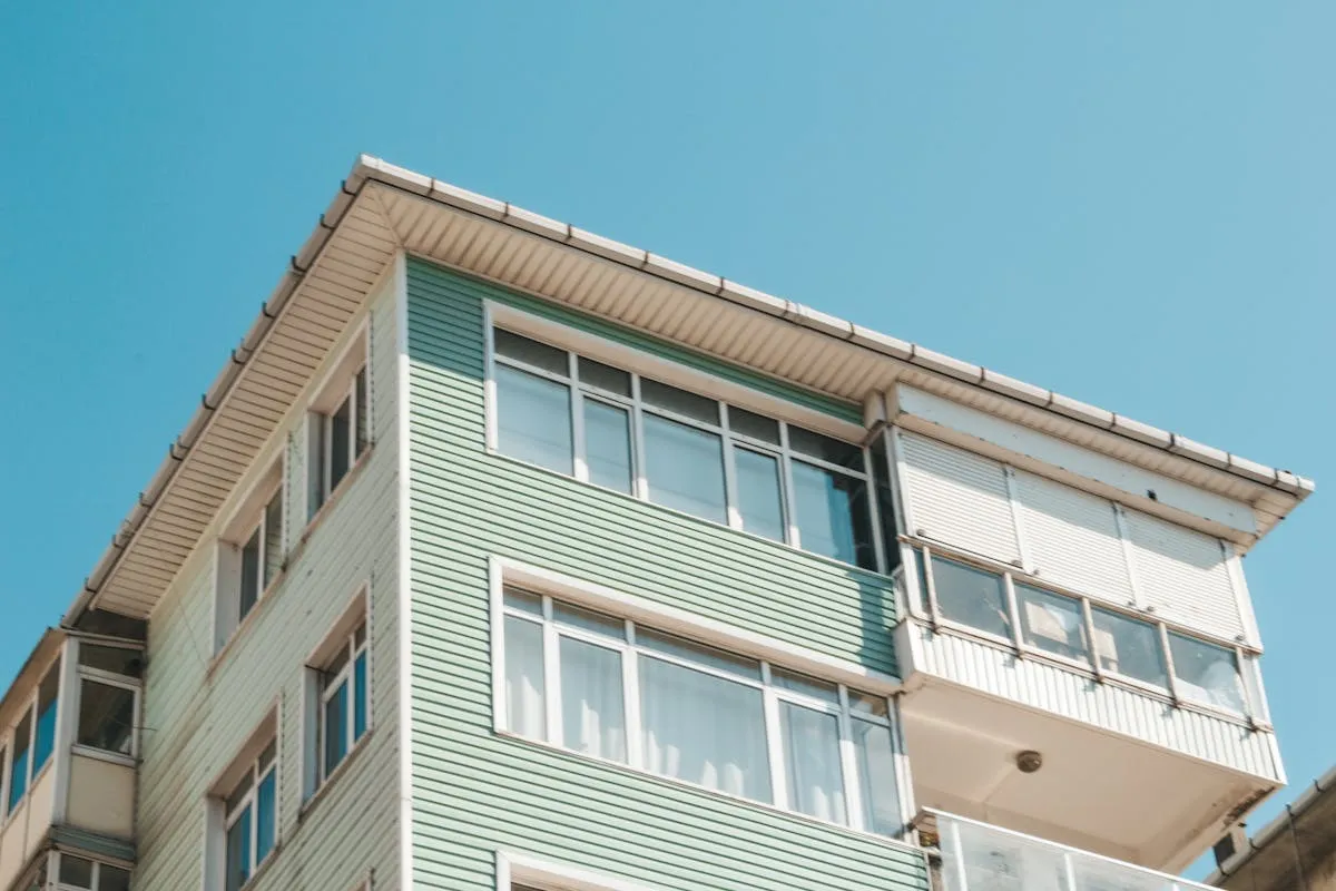 Nettoyer son parquet sans risque : les étapes clés pour un sol éclatant et préservé