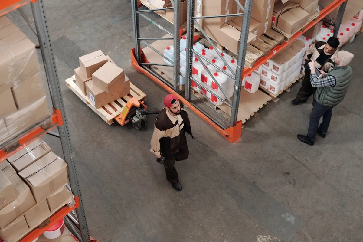 Notre astuce pour fixer un luminaire au plafond sans percer